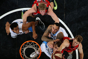 Mika Vukona, Leon Henry and Tom Abercrombie of the Breakers contest arebound against Jesse Wagstaff and Cameron Tovey of the Wildcats. Photo / Getty Images.