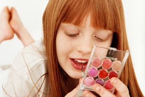 Biddulph says young girls are in a 'catastrophic' state of crisis because of the 'toxic' influences of advertising, celebrity and pornography which pressurise them to grow up too quickly. Photo / Thinkstock