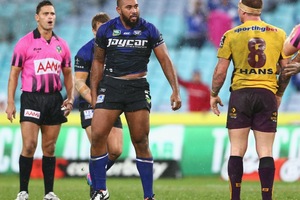 Frank Pritchard of the Bulldogs shapes up to Josh McGuire of the Broncos during the round 11 NRL match between the Canterbury Bulldogs and the Brisbane Broncos. Photo / Getty Images
