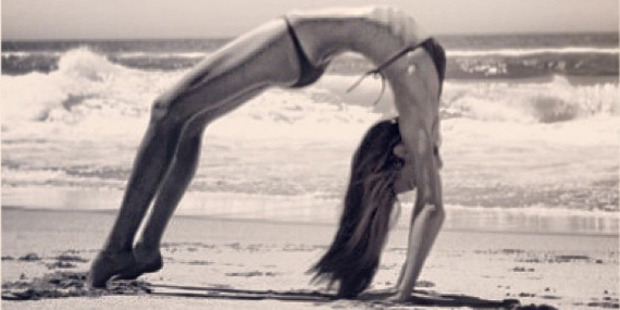 Miranda Kerr shows off her yoga moves on the beach.Photo / Instagram