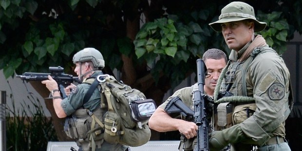 Los Angeles County SWAT team members search the grounds of Santa Monica College. Photo / AFP