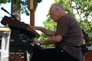 Murray McNabb, composer and performer, died on Sunday after a year-long struggle with cancer.