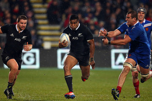 Julian Savea of the All Blacks escapes the tackle of Yoann Maestri of France during the International Test match between the New Zealand All Blacks and France. Photo / Getty Images.