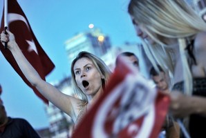 Anti-goverment protesters chant slogans during a demonstration at Gundogdu square in Izmir, Turkey. Photo / AFP
