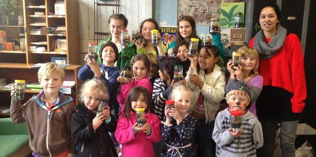 Jade Temepara, founder of Hand Over a Hundy and Te hUb, passes on her knowledge to children and families.