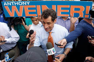 New York City mayoral hopeful Anthony Weiner discusses his policies with a passerby while greeting commuters during a campaign event outside a Harlem subway station. Photo / AP