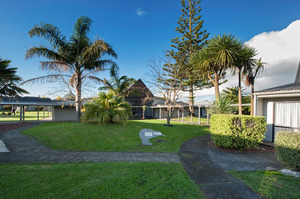 The grounds of Auckland Airport Kiwi Motel