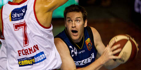 Breakers player Dillon Boucher tries to get the ball over Oscar Forman Photo / NZ Herald
