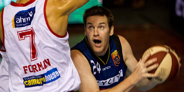 Breakers player Dillon Boucher tries to get the ball over Oscar Forman Photo / NZ Herald