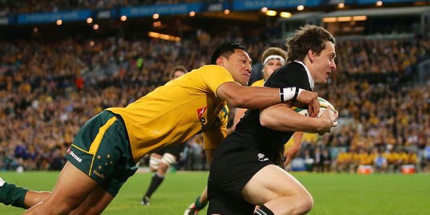 Ben Smith of the All Blacks beats Christian Lealiifano of the Wallabies to score a try during The Rugby Championship Bledisloe Cup match. Photo / Getty Images.