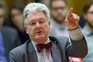 Peter Dunne doesn't believe Winston Peters' claim he had seen the emails. Photo / Mark Mitchell