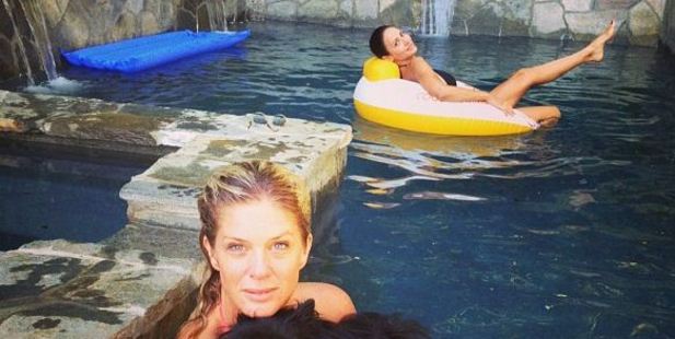 Rachel Hunter hangs out with pal Natalie Imbruglia. Photo / Instagram