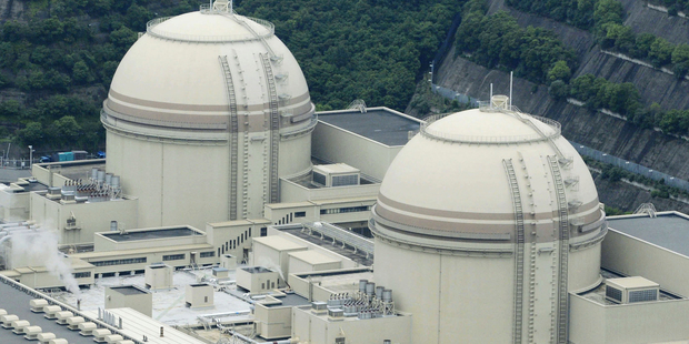 Reactors of No. 3, right, and No. 4 stand at Ohi nuclear power plant operated by Kansai Electric Power Co., in Ohi town, Fukui prefecture, western Japan. No. 3 was fully shut down today. Photo / AP
