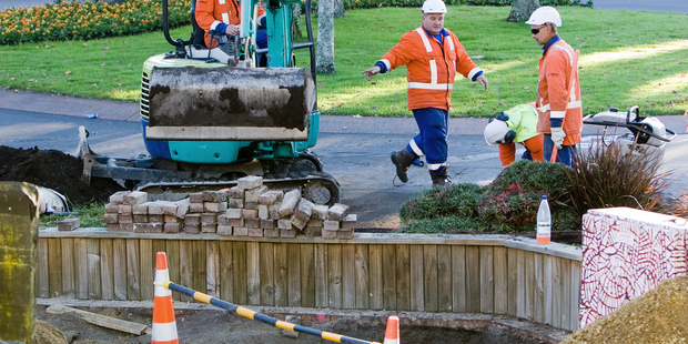 Contractors laying fibre optic cable as part of the nationwide ultra fast broadband rollout. Photo / Stephen Parker