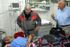San Juan's Governor Jose Luis Gioj, right, speaks with Uruguayan Raul Gomez Cincunegui, bottom, at the Rawson hospital in San Juan. Photo / AFP