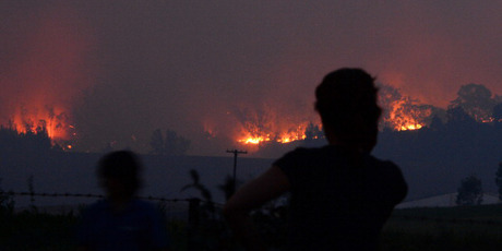 Flames threaten homes in Londonderry, about 60km west of the centre of Sydney. Photo / Getty Images