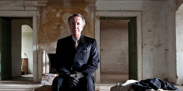 No one suspects that high-end auctioneer Virgil, played by Geoffrey Rush, is actually running a forging scam in The Best Offer.