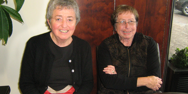 Rhondda Sweetman and Justine Kingi of KiwiArtz.co.nz.