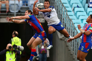 Sam Perrett of the Bulldogs takes a high ball to score during the NRL Elimination Final match between the Canterbury Bulldogs and the Newcastle Knights. Photo / Getty Images.