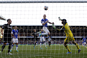 Everton's Steven Naismith, center, scores against Chelsea during the English Premier League soccer match at Goodison Park, Liverpool, England, Saturday Sept. 14, 2013. (AP Photo/PA, Peter Byrne)