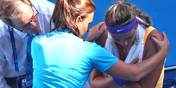 Medical staff attend to Victoria Azarenka in her semifinal match against Sloane Stephens. Photo /Getty Images