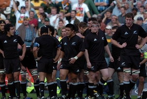 Keven Mealamu (centre) is the sole survivor of the 2004 loss at Ellis Park.