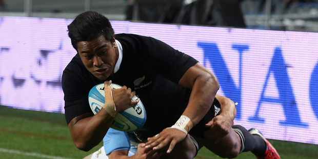 Julian Savea of the All Blacks dives over for the first try during The Rugby Championship match between Argentina and the New Zealand All Blacks. Photo / Getty Images.