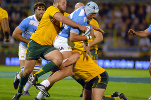 Argentina's Patricio Albacete, center, is tackled by Australia's Benn Robinson, left, and Rob Simmons during their Rugby Championship match in Rosario, Argentina. Photo / AP