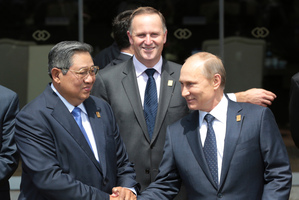 Russian President Vladimir Putin, right, is welcomed by his Indonesian counterpart Susilo Bambang Yudhoyono and Prime Minister John Key. Photo / AP