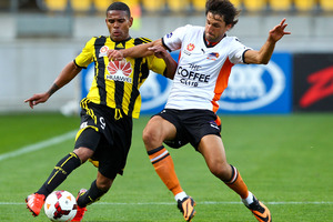Kenny Cunningham of the Phoenix is tackled by Thomas Brioch of the Roar during the round one A-League match between Wellington Phoenix and Brisbane Roar. Photo / Getty Images.