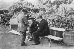 Sir Joseph Ward (left) and Prime Minister William Massey hear out a soldier on the Western Front.