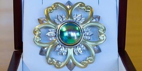 The pearl and gold broach from John Key to the Queen.