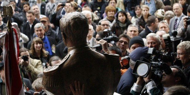Photographers, cameramen and visitors crowd around a statue-bust of Hungary's wartime leader Miklos Horthy after it was unveiled in Budapest. Photo / AFP