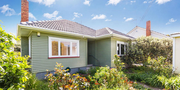 12 Felix St, Onehunga, a recently renovated 2-bedroom home passed in at $570,000 with a starting bid of $500,00.