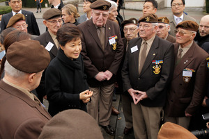 South Korea's President Park Geun-hye, center, talks to Belgian Korea veterans after a wreath-laying ceremony at a Korea war memorial in Brussels. Photo / AP