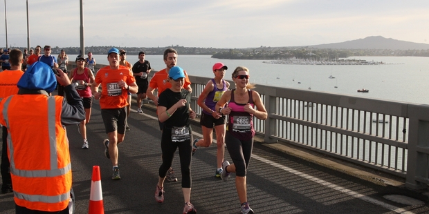 Saatchi Goldwater, left, and Rachel Grunwell tackle their first marathon. Photo / www.marathon-photos.com