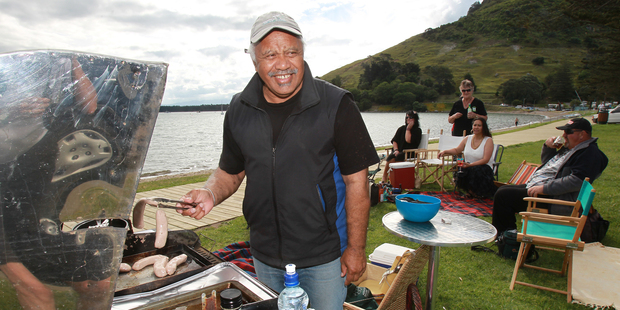 Buddy Mikaere leads a cook-up at Pilot Bay in protest against residents complaining about cooking smells from the public barbecue at the beach .Photo/John Borren.