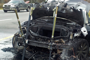 In this Wednesday, Nov. 6, 2013 photo provided by the Tennessee Highway Patrol, emergency workers respond to a fire on a Tesla Model S electric car in Smyrna, Tenn. Photo / AP