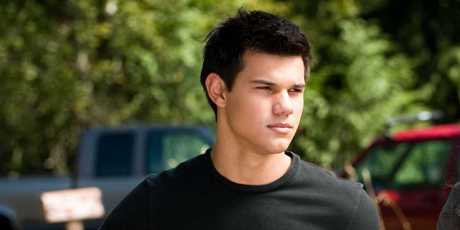 Taylor Swift apologised to actor ex, Taylor Lautner in 'Back to December'.