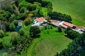Well-developed vineyard and function centre offers potential for more expansion.