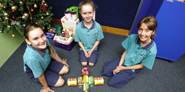 St Thomas More Catholic School Young Vinnies Sophia Wilson, Melissa Kuipers and
Ellen Cook helped organise a collection for the foodbank. Photo/George Novak.