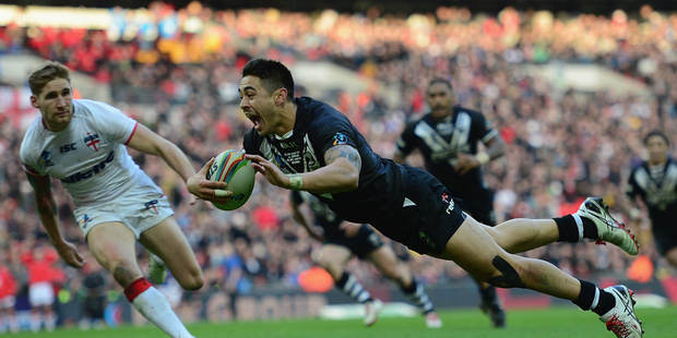 Shaun Johnson scores for the Kiwis in their rugby league World Cup semi-final against England. Photo / Getty Images.