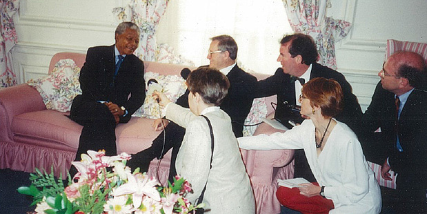 Mandela with Jim Bolger and press gallery journalists in Pretoria, November 1995.