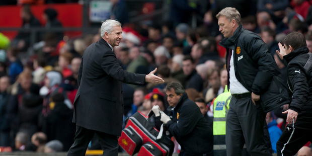 Newcastle's manager Alan Pardew, left, smiles as he offers his hand to Manchester United's manager David Moyes after their English Premier League soccer match at the Old Trafford. Photo / AP
