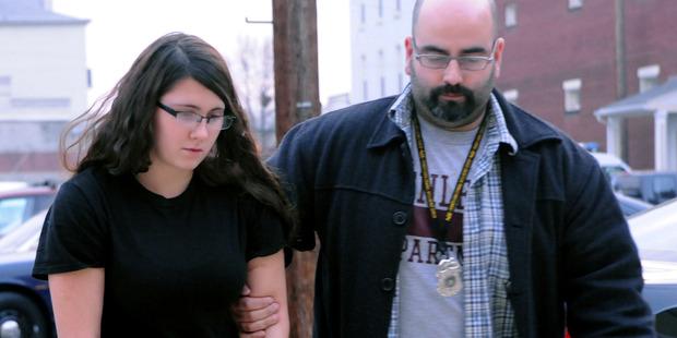 Miranda Barbour is led into District Judge Ben Apfelbaum's office in Pennsylvania by policeman Travis Bremigen. Photo / AP