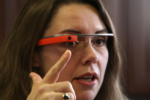 Dr. Heather Evans points to the new Google Glass device at Harborview Medical Center, in Seattle, Washington. Photo /AP