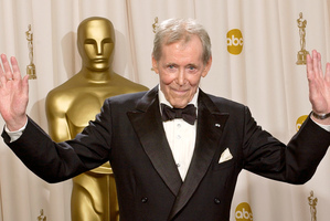 2003 file photo, Peter O'Toole appears backstage without his Oscar after receiving the Academy Award's Honorary Award during the 75th annual Academy Awards in Los Angeles. Photo / AP