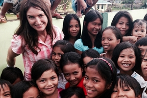 3rd Degree reporter Paula Penfold with children in the Philippines.