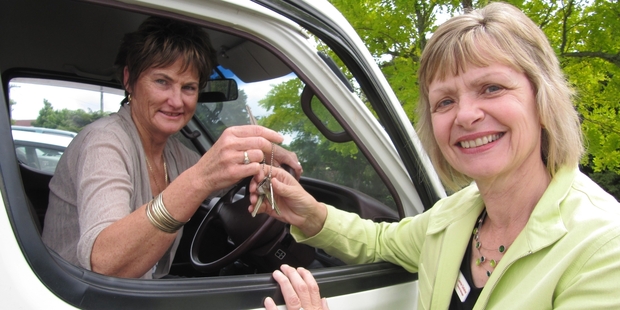 Robyn Sands, left, hands over her late brother Doug's van to North Haven Hospice manager Leonie Gallaher. Photo/Lindy Laird