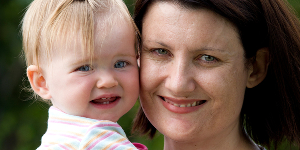 Katy Ritchie, here with daughter Emma, 1, says she has a seen a bilingual baby differentiating between German and English. Photo / Christine Cornege